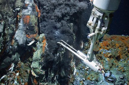 Foto einer Hydrothermalquelle am Mittelatlantischen Rücken in 3030 Metern Tiefe.