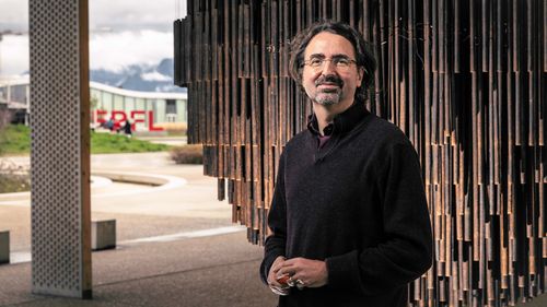 Portrait von Projektleiter Francesco Stellacci auf dem Gelände der École polytechnique fédérale de Lausanne (EPFL), wo das geplante Virenforschungszentrum angesiedelt werden soll.