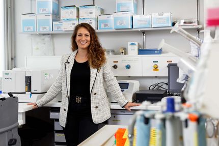 Die Molekularbiologin Dr. Ana Montalban-Arques in ihrem Labor am Universitätsspital Zürich.
