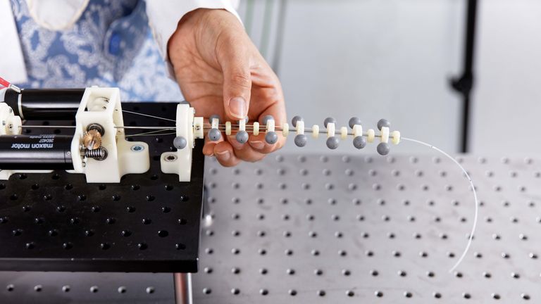 Bild von Sensoren, die das hochpräzise Steuern der Roboterkomponenten während der Operation ermöglichen.