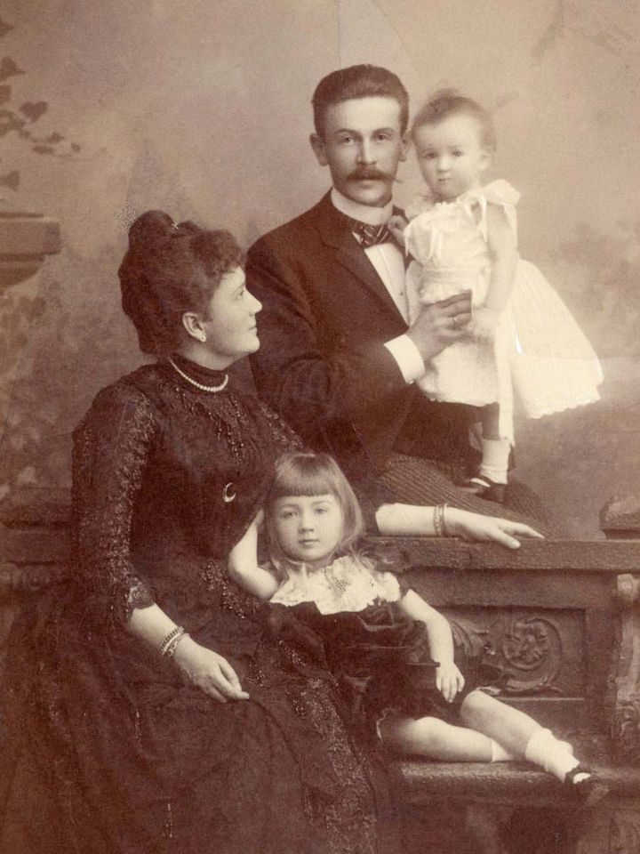 Foto mit Charlotte von Buxhoeveden und ihrer Familie.