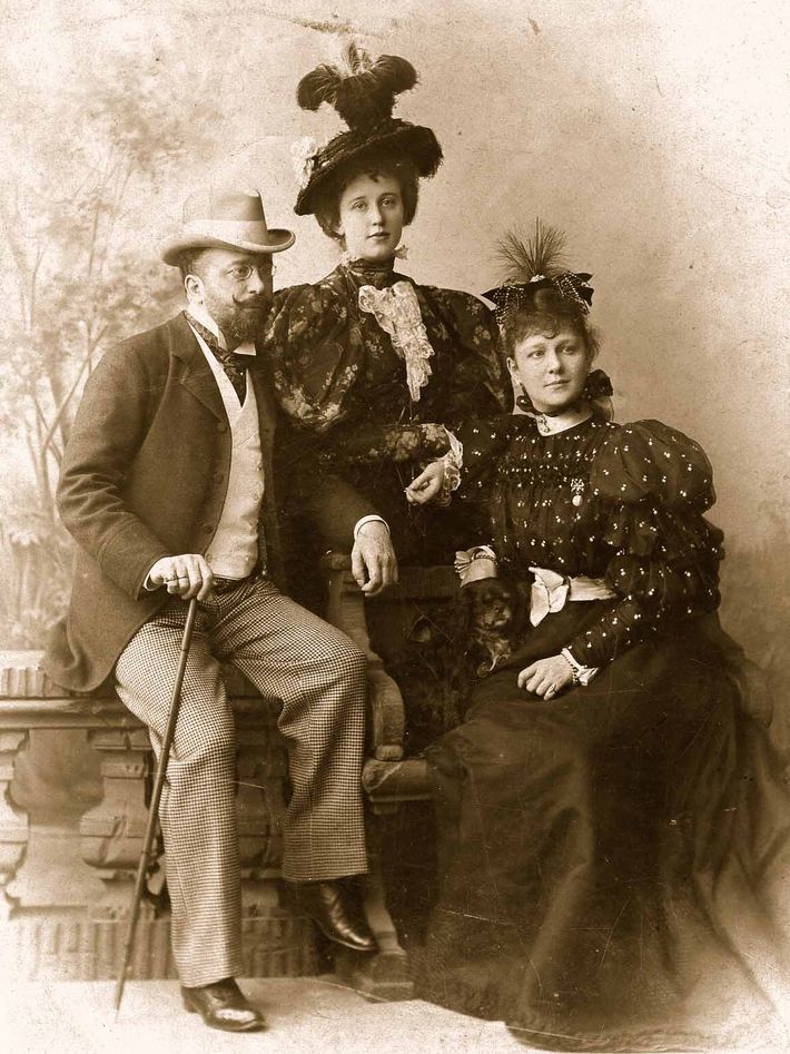Nora von Siemens mit ihrem ersten Ehemann Werner Hermann von Siemens und ihrer Schwägerin Marie Baronin von Graevenitz.