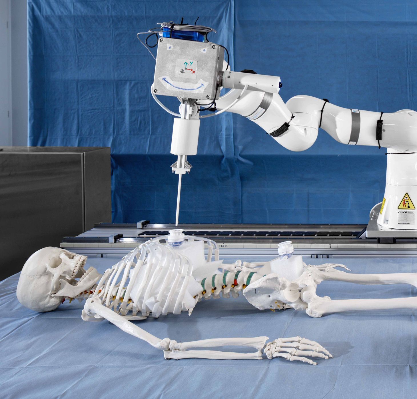 Demonstration einer roboterunterstützten Knochenoperation.