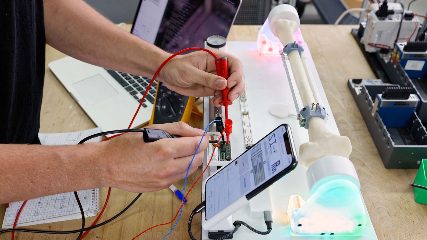 Demonstration, wie das intelligente Implantat funktioniert