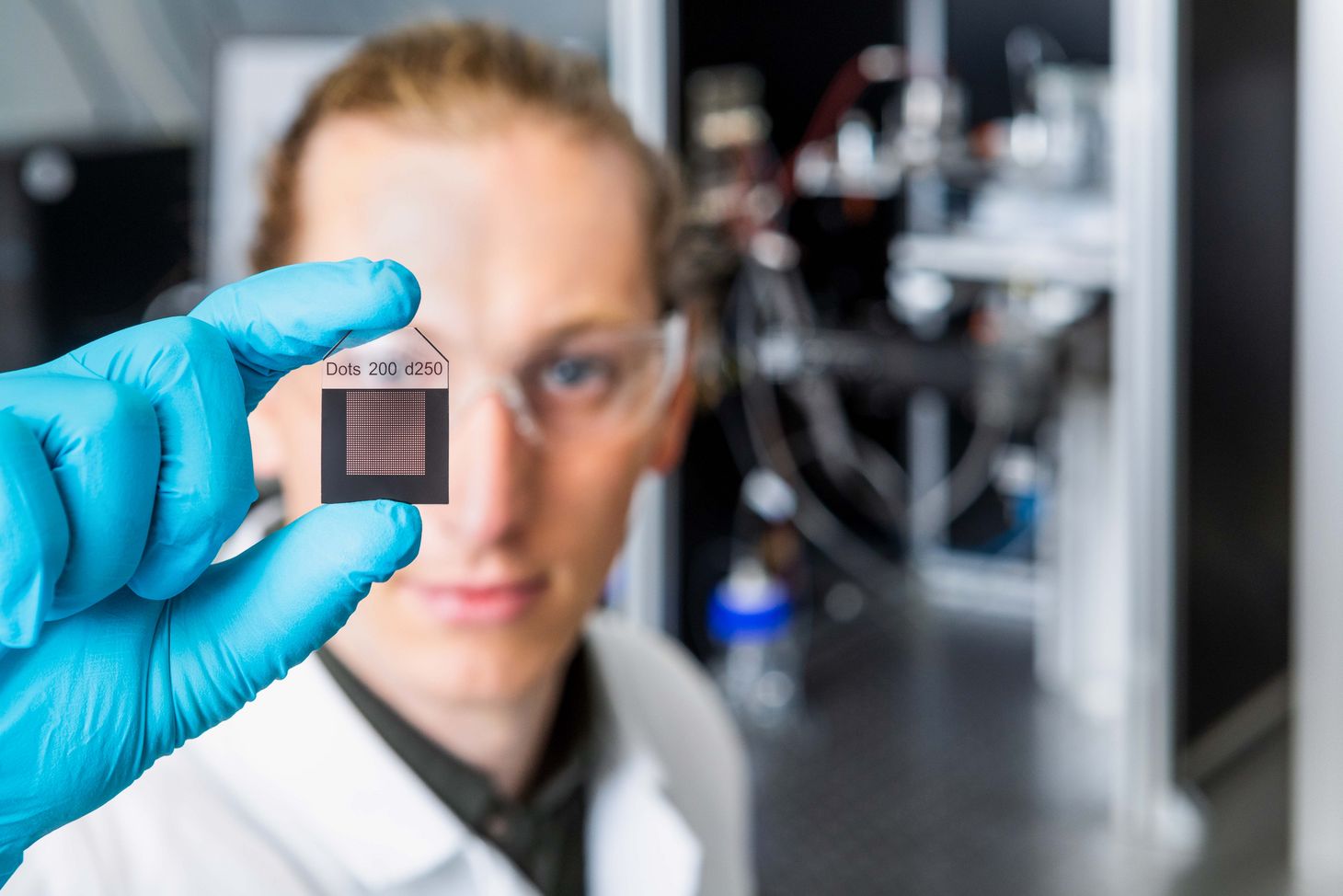 With the stop-flow lithography method, small templates are used to shape the hydrogel particles in a wide variety of forms. A researcher holds a small template into the camera