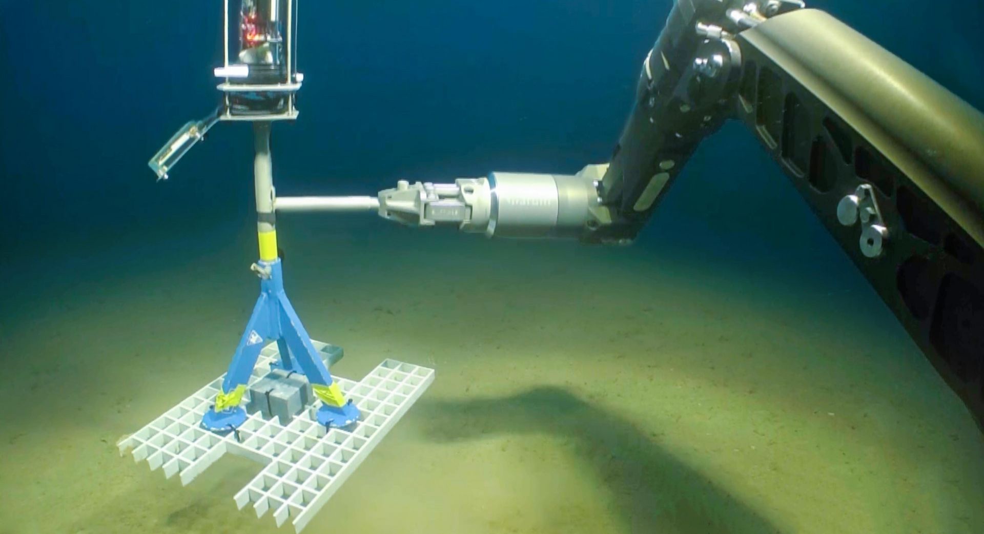 Die Tiefsee-Roboter aus Bremen übernehmen verschiedene Aufgaben – unter anderem sind sie in der Lage, bestimmte Punkte am Meeresgrund zu markieren. Ein Tiefsee-Roboter am Meeresgrund