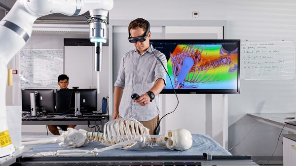 Entwickelte Roboterkomponenten und Operateur.