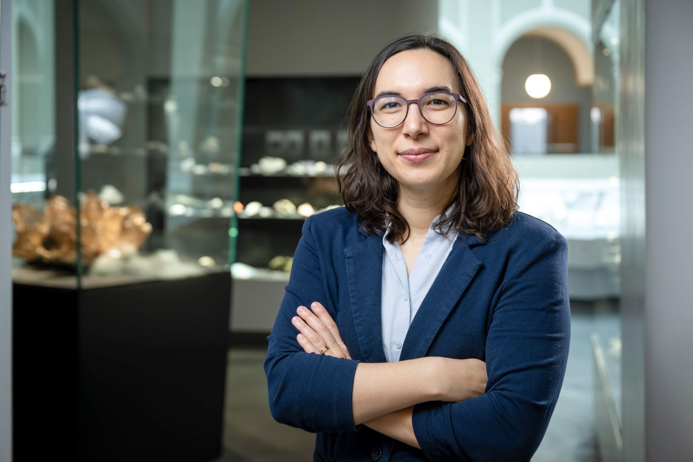 Die Geobiologin Cara Magnabosco sucht im BedrettoLab nach Mikroorganismen, die tief unter der Erdoberfläche leben. Sie könnten Hinweise darauf geben, wie Leben entstehen konnte.