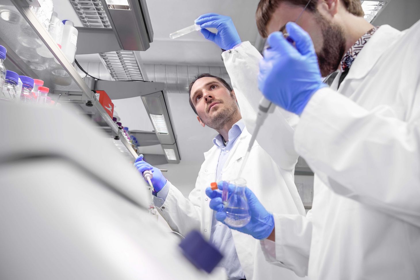 Photo of Pierre Stallforth and an employee during work in the lab.