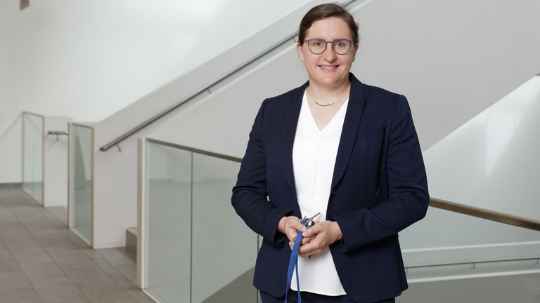 Bergita Ganse, WSS-Stiftungsprofessorin für innovative Implantatentwicklung an der Universität des Saarlandes, hat eine neue Methode entdeckt, um die Heilung von Knochenbrüchen sicher und lückenlos zu überwachen.