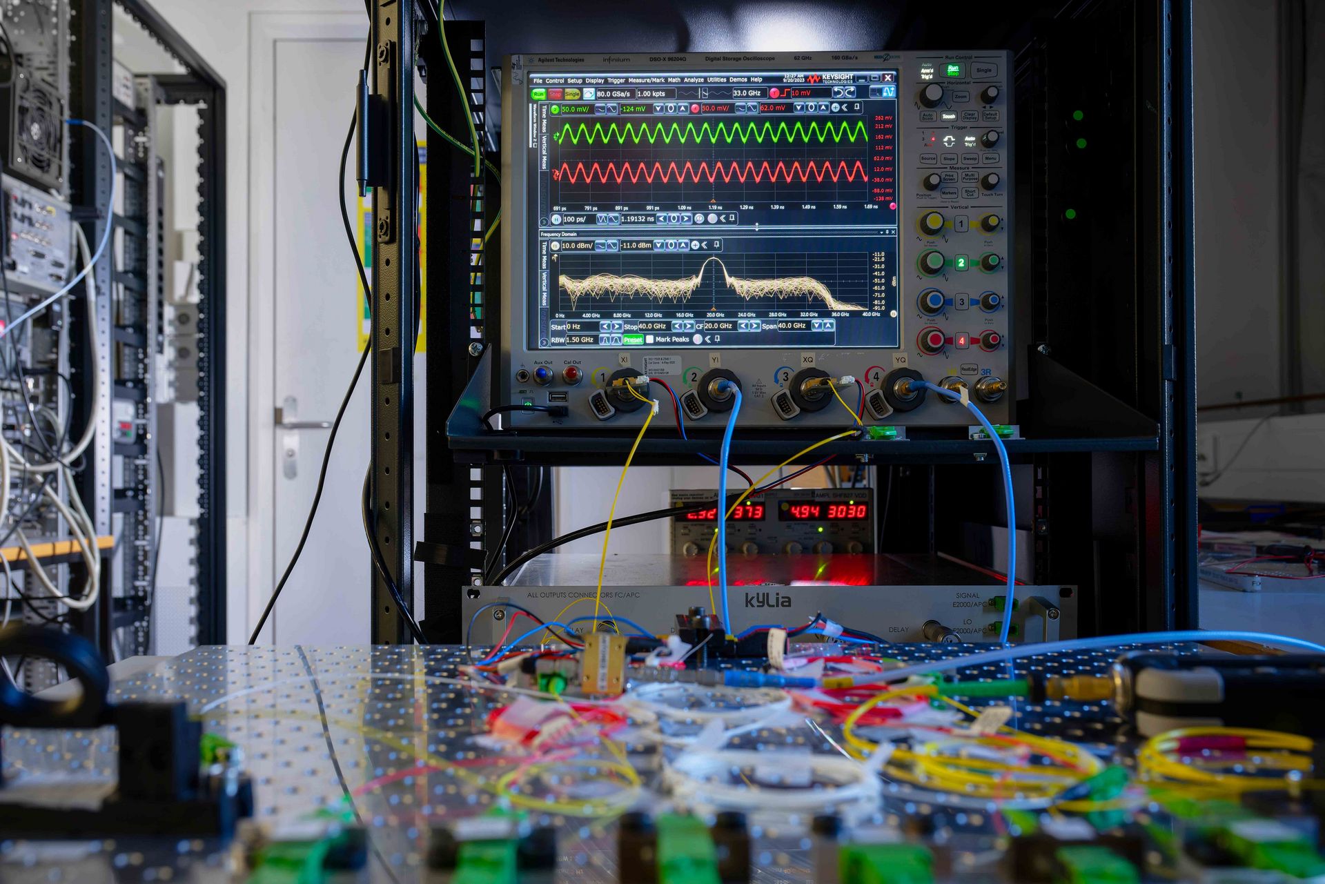 Voltage, energy consumption, switching speed: researchers at the Center for Single Atom Electronics and Photonics are studying various parameters of the microchip of the future. Testing the microchip