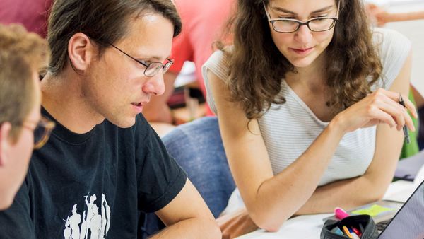 Veterinärmedizinerin Aline Steiner (rechts) überlegt sich zusammen mit anderen Fachunkundigen, wie man mit beschränkten Ressourcen eine faire Gesundheitsversorgung aufbauen könnte.