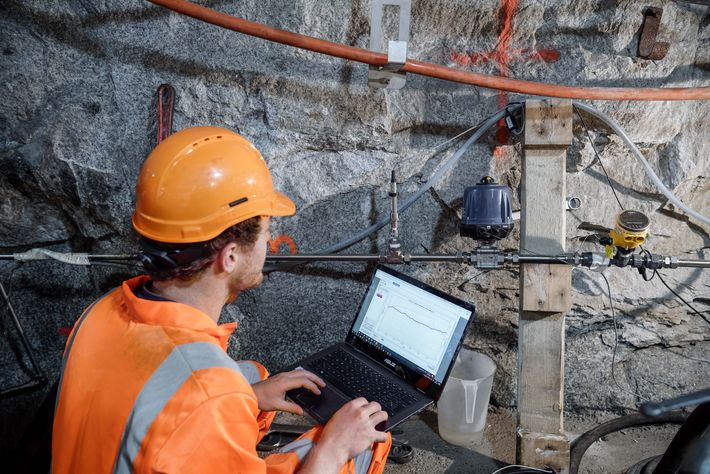 Bevor die Experimente starten, werden die hydraulischen Bedingungen (Druck- und Flussraten) in den Bohrlöchern gemessen. Bevor die Experimente starten, werden die hydraulischen Bedingungen (Druck- und Flussraten) in den Bohrlöchern gemessen.