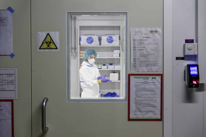 In der zweiten Schleuse zieht die Forscherin einen Spezialanzug mit Filtervorrichtung am Rücken an. Ein Teammitglied von Francesco Stellacci im Hochsicherheitslabor der EPFL.