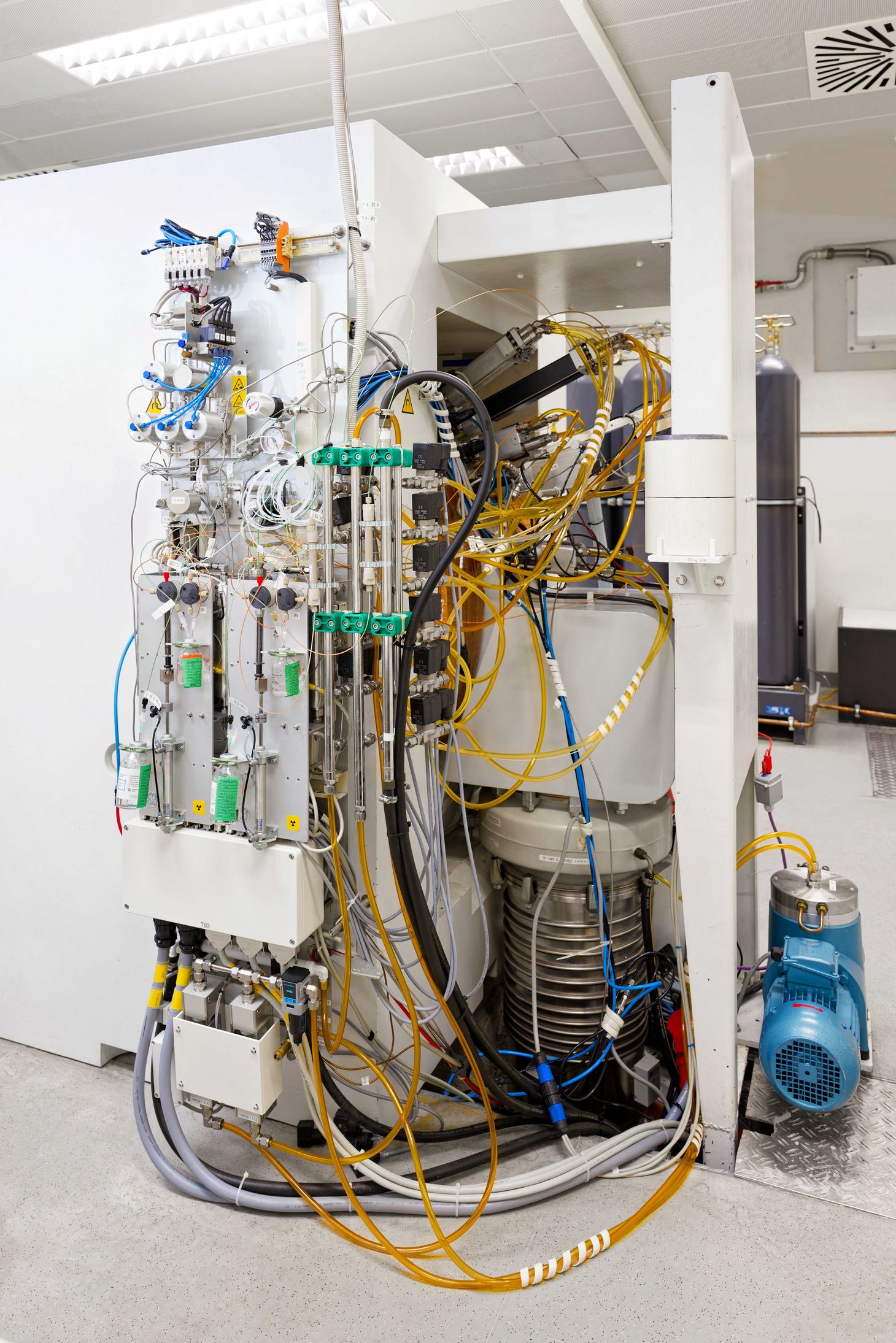 Operating complex equipment like that at the Werner Siemens Imaging Center means dealing with a jumble of wires. A jumble of wires at the Werner Siemens Imaging Center