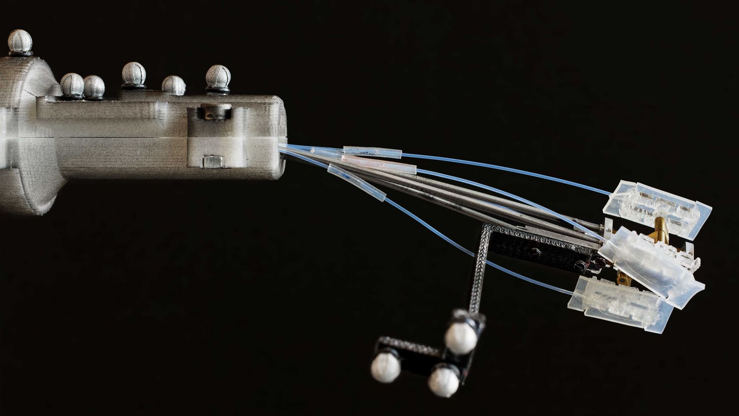 Die chirurgischen Instrumente des Chirurgieroboters im Projekt MIRACLE II in Basel müssen auf engstem Raum Platz finden. Chirurgische Instrumente des Chirurgieroboters