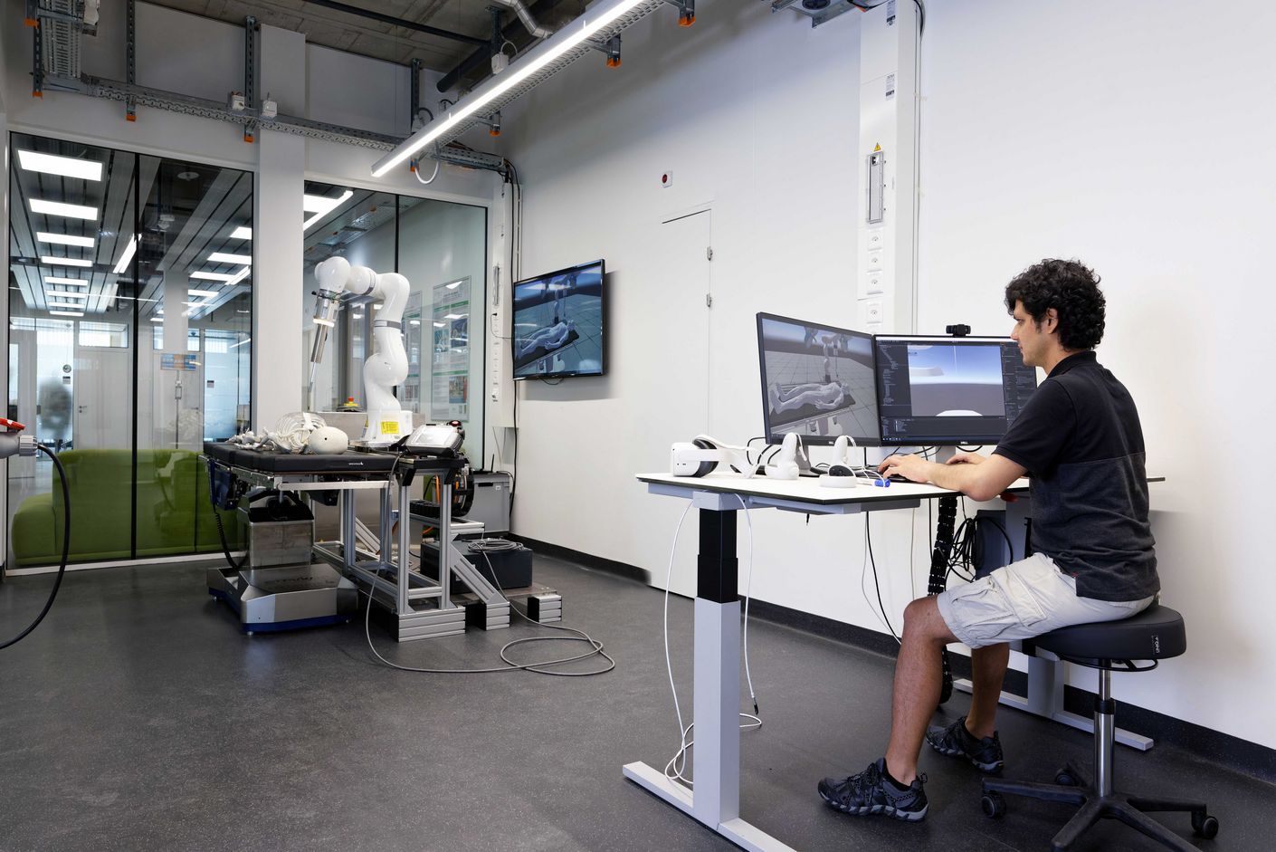 Researchers in the MIRACLE II project in Basel are developing a laser robot with the aim of enabling precise, minimally invasive bone surgery. Laser robot