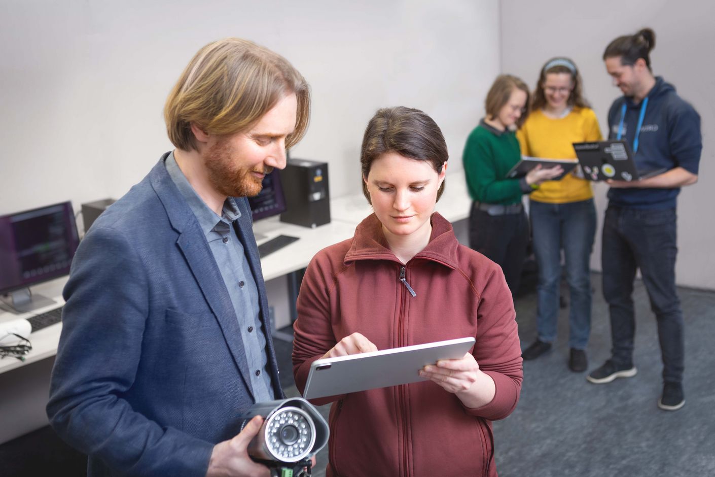 Matthew Smith (links) und sein Team in Bonn schauen auf ein Tablet