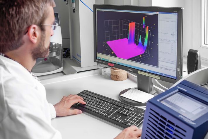 Mithilfe neuester Sequenzierungs-Technologie wird der Aufbau der prähistorischen Zahnstein-DNA bestimmt. Anschliessend werden diejenigen Abschnitte des Erbguts identifiziert, die für die Produktion von Naturstoffen zuständig sind.
