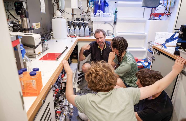Marine chemist Hans Slagter explains how the FerryBox—installed under the lab bench—characterises the ecology of the ocean’s upper layer in detail.