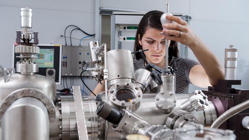 Materialingenieurin Dr. Gabriela Borin Barin bei einer Untersuchung mit dem Rastertunnelmikroskop