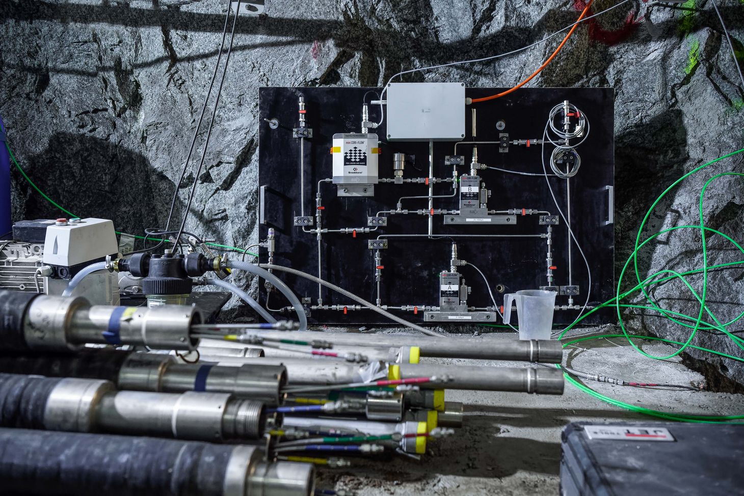 The long rods with inflatable parts (packers) attached are lowered into the borehole. The packers ensure that pressure is applied only to targeted rock areas to generate new joints.