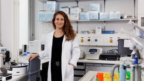 Die Molekularbiologin Dr. Ana Montalban-Arques in ihrem Labor am Universitätsspital Zürich.