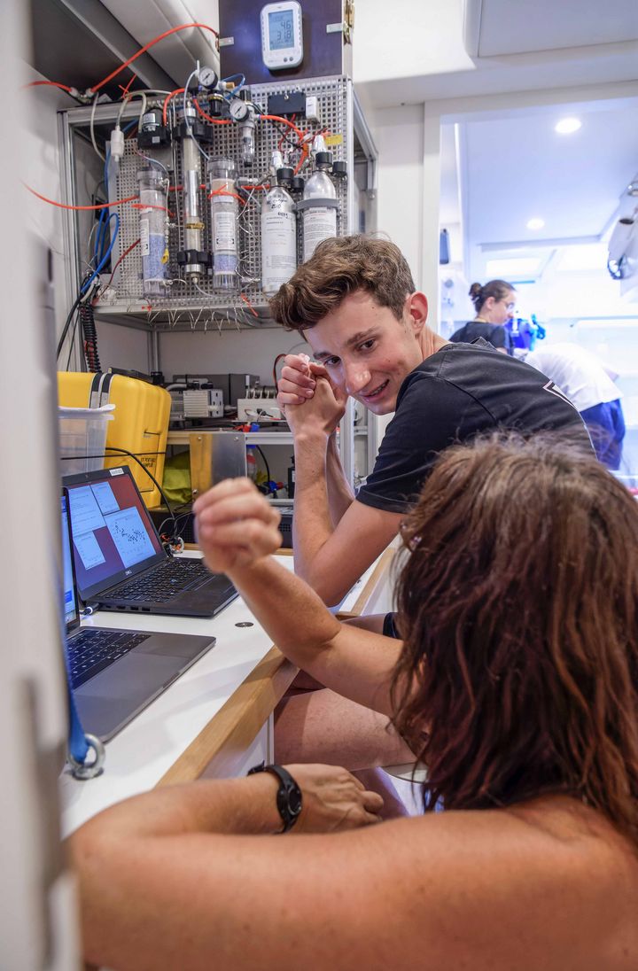 ETH student Jonas Schneider is also very happy with his internship on the high seas: “We were fully integrated from the start. The team are just great, and they’re so patient in sharing their knowledge with us.”