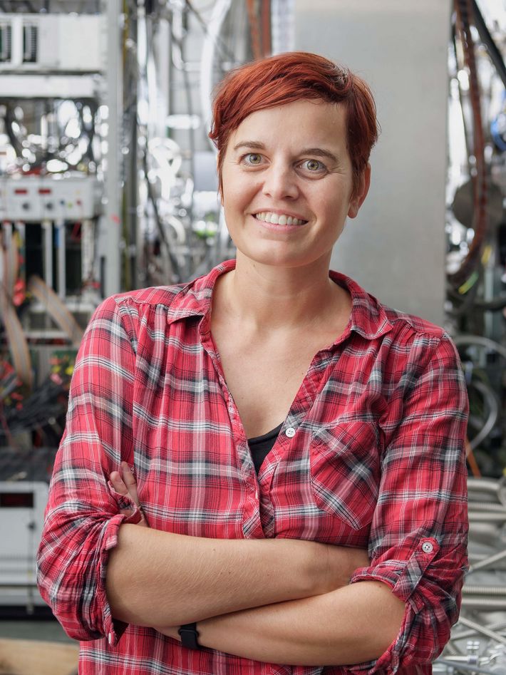 Portrait of the particle physicist Lea Caminada.