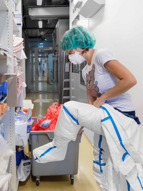 … testet es im Hochsicherheitslabor der EPFL. Dort darf man nur mit Schutzkleidung hinein … Ein Teammitglied von Francesco Stellacci im Hochsicherheitslabor der EPFL.