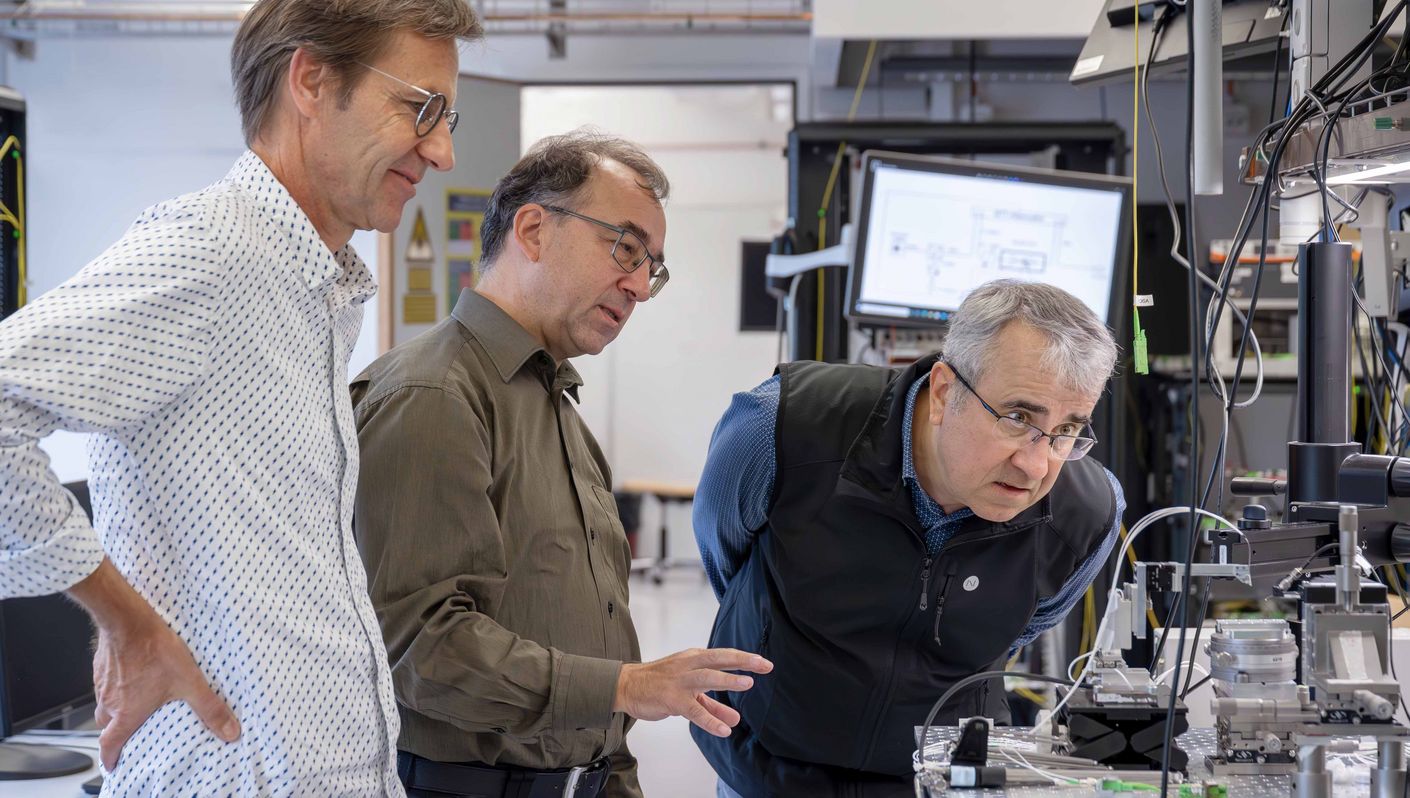 Roman Fasel, Jürg Leuthold und Oliver Gröning (von links) besichtigen ein Experiment in Jürg Leutholds Zentrum für Einzelatom-Elektronik und -Photonik an der ETH Zürich. Roman Fasel, Jürg Leuthold und Oliver Gröning
