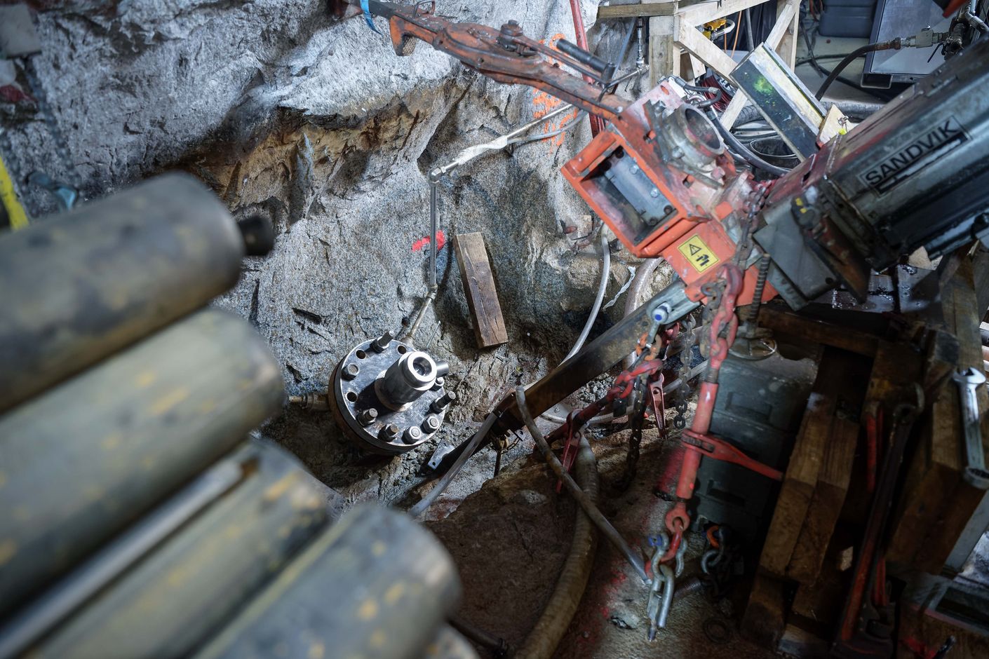 Das Bohrloch (mit Metallverschluss), das für die kontrollierten Experimente benötigt wird, hat einen Durchmesser von gut 9 cm und reicht rund 300 m in die Tiefe. Es wurde im 45°-Winkel zum Boden des Tunnels in den Granit gebohrt. Das Bohrloch (mit Metallverschluss), das für die kontrollierten Experimente benötigt wird, hat einen Durchmesser von gut 9 cm und reicht rund 300 m in die Tiefe. Es wurde im 45°-Winkel zum Boden des Tunnels in den Granit gebohrt.