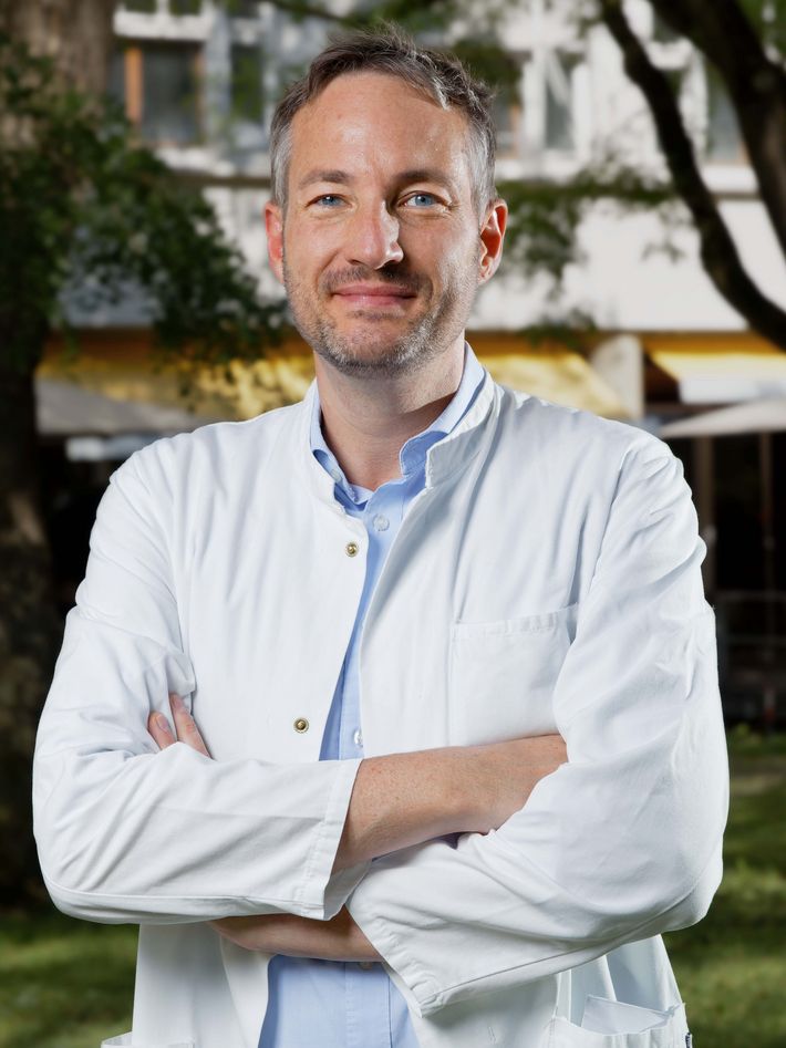 Portrait of surgeon Florian Thieringer