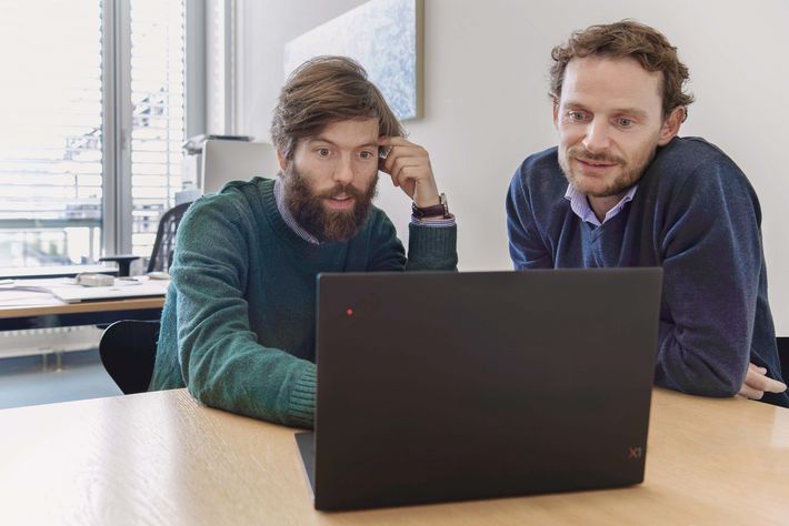 Photo of the cell biologist Gabriele Gut and his mentor Lucas Pelkmans.