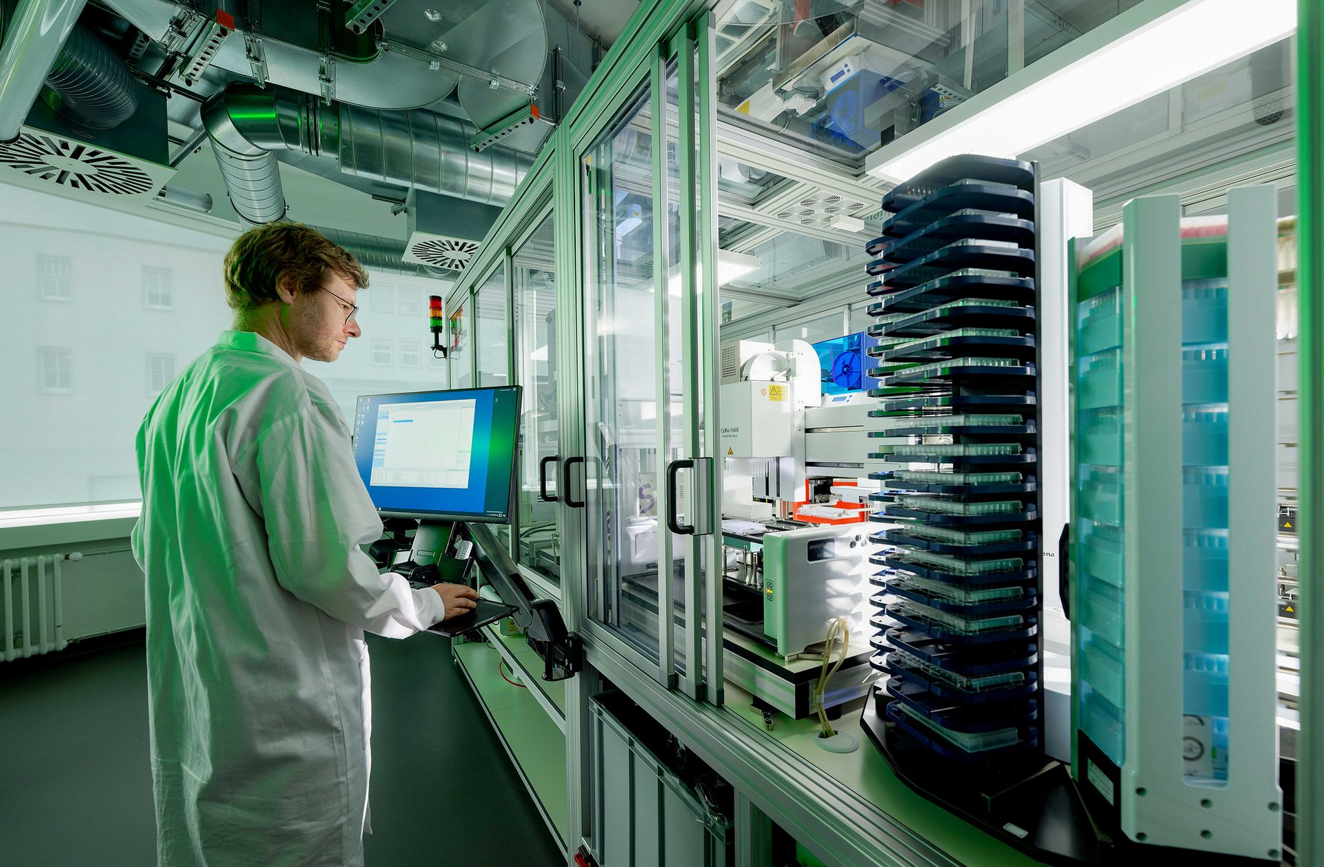 With their new automation platform, researchers in Jena can now conduct high-speed tests on molecules found in the dental plaque of early humans. A researcher tests molecules with the new automation platform