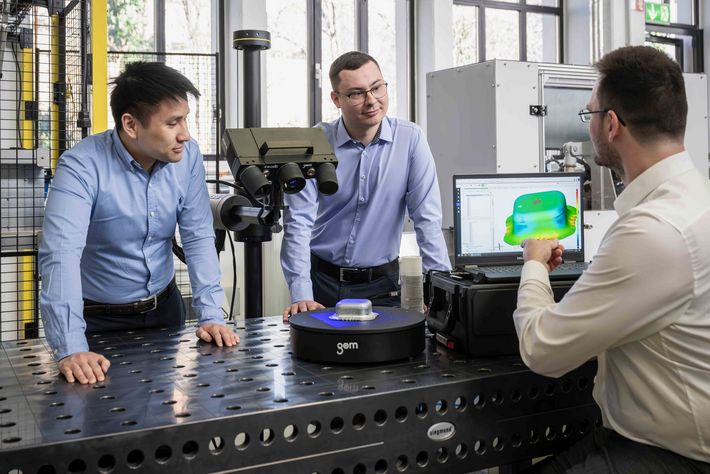 Mit dem 3D-Scanner wird die Beschaffenheit des neuen Werkstücks getestet.