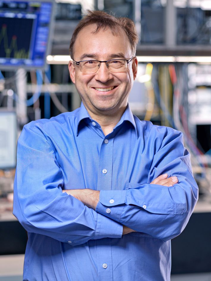 Professor Jürg Leuthold, Direktor des Instituts für Elektromagnetische Felder an der ETH Zürich. Professor Jürg Leuthold, Direktor des Instituts für Elektromagnetische Felder an der ETH Zürich.
