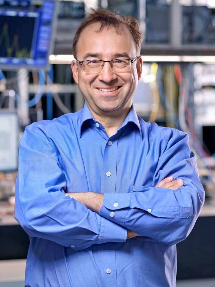 Professor Jürg Leuthold, Direktor des Instituts für Elektromagnetische Felder an der ETH Zürich. Professor Jürg Leuthold, Direktor des Instituts für Elektromagnetische Felder an der ETH Zürich.