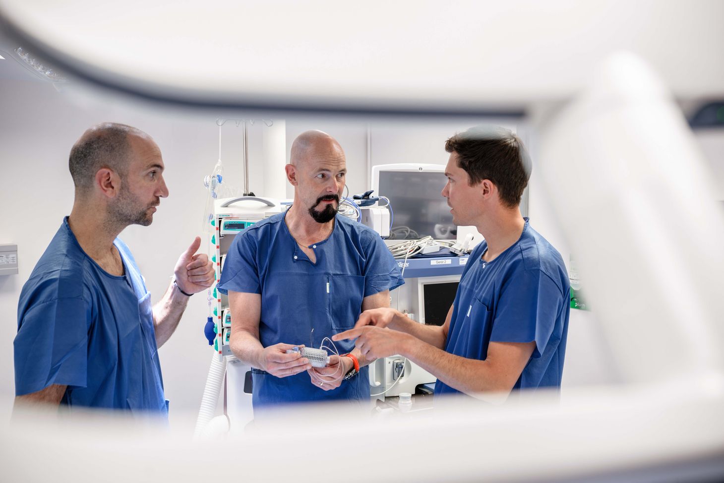 Mikrotechnik trifft auf Spitzenmedizin: Yves Perriard (Mitte) im Gespräch mit Teamkollege Yoan Civet (links) und Herzchirurg Paul Philipp Heinisch vom Deutschen Herzzentrum München. Yves Perriard im Gespräch mit Teamkollege Yoan Civet und Herzchirurg Paul Philipp Heinisch