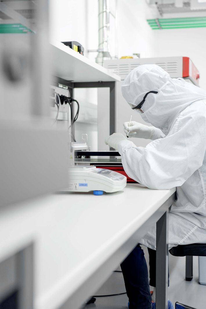 Photo during high-precision work in a clean room.