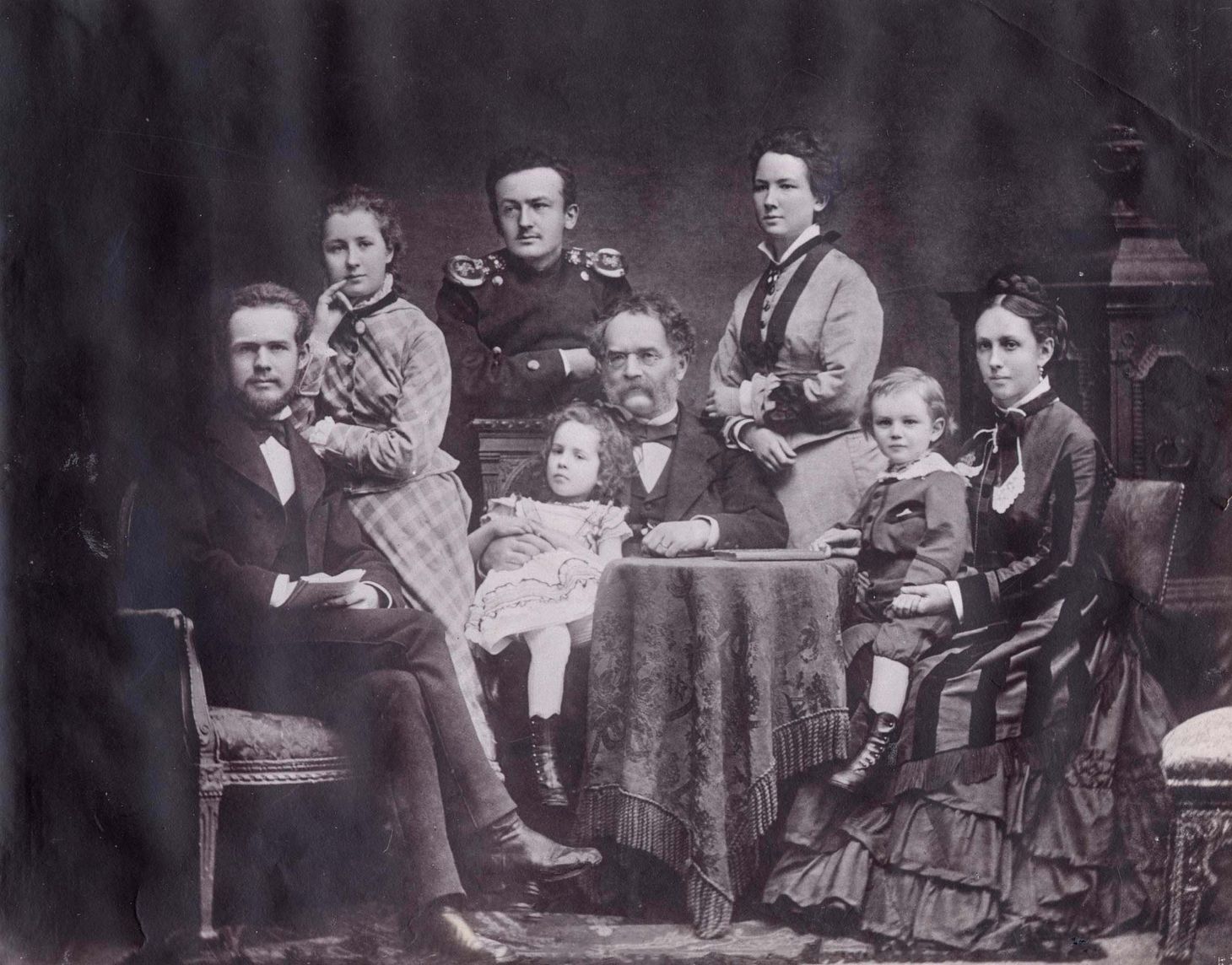 Foto von Werner Siemens mit seiner zweiten Frau Antonie, die auf dem Schoss ihre beiden Kinder Hertha und Carl Friedrich haben. Links sitzend und rechts stehend Arnold, Käthe, Willy und Anna: Werner Siemens’ Kinder aus erster Ehe mit seiner 1865 verstorbenen Frau Mathilde Drumann.