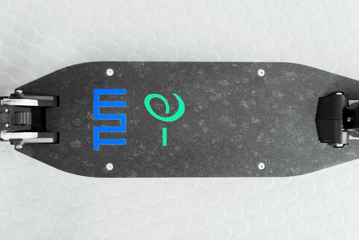 Foto eines eScooters hergestellt aus "grünem" Carbon.