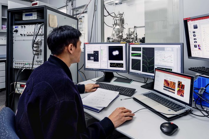 Picture of the control panel of a scanning tunnelling microscope.