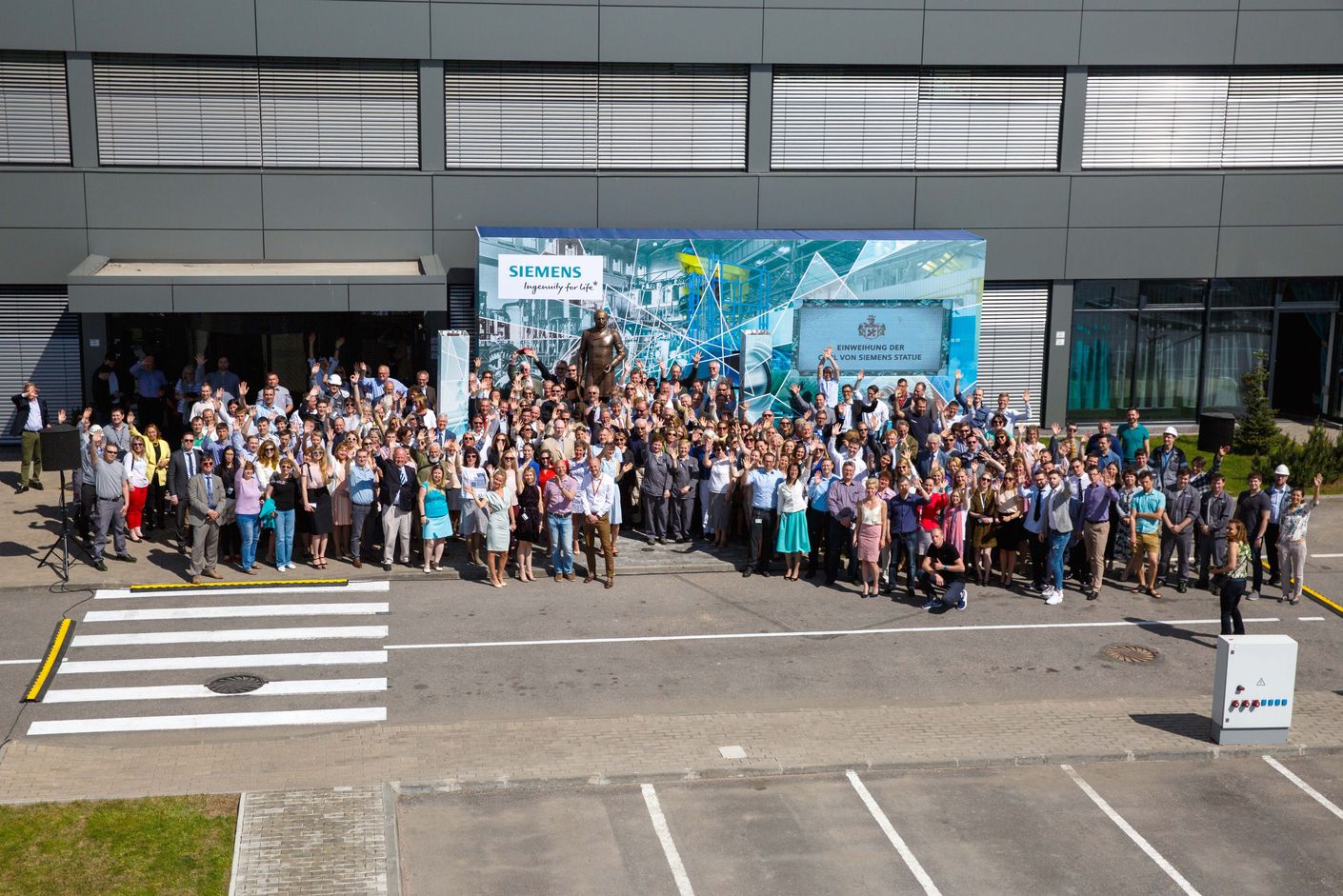 Bild der Einweihung der Carl von Siemens Statue mit rund neunzig Nachkommen der Familie Siemens.