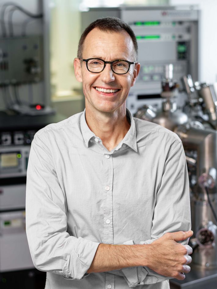 Portrait of CarboQuant project leader Roman Fasel from Empa’s nanotech@surfaces Laboratory, in Dübendorf near Zurich.