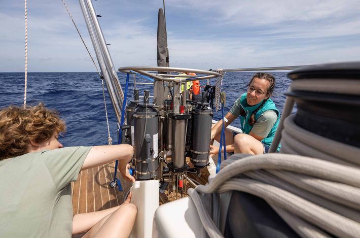 Two of the interns lend a hand: Sixtine Dromigny and Janine Schneider remove water samples from the rosette sampler.