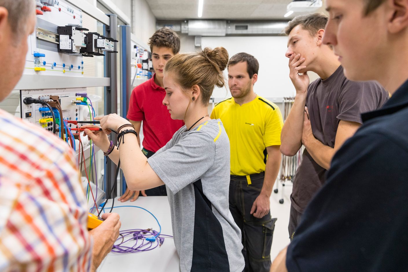 Putting theory to practice: trainees learn how to make electrical switch circuits at the technical upper-secondary vocational school in Valais.