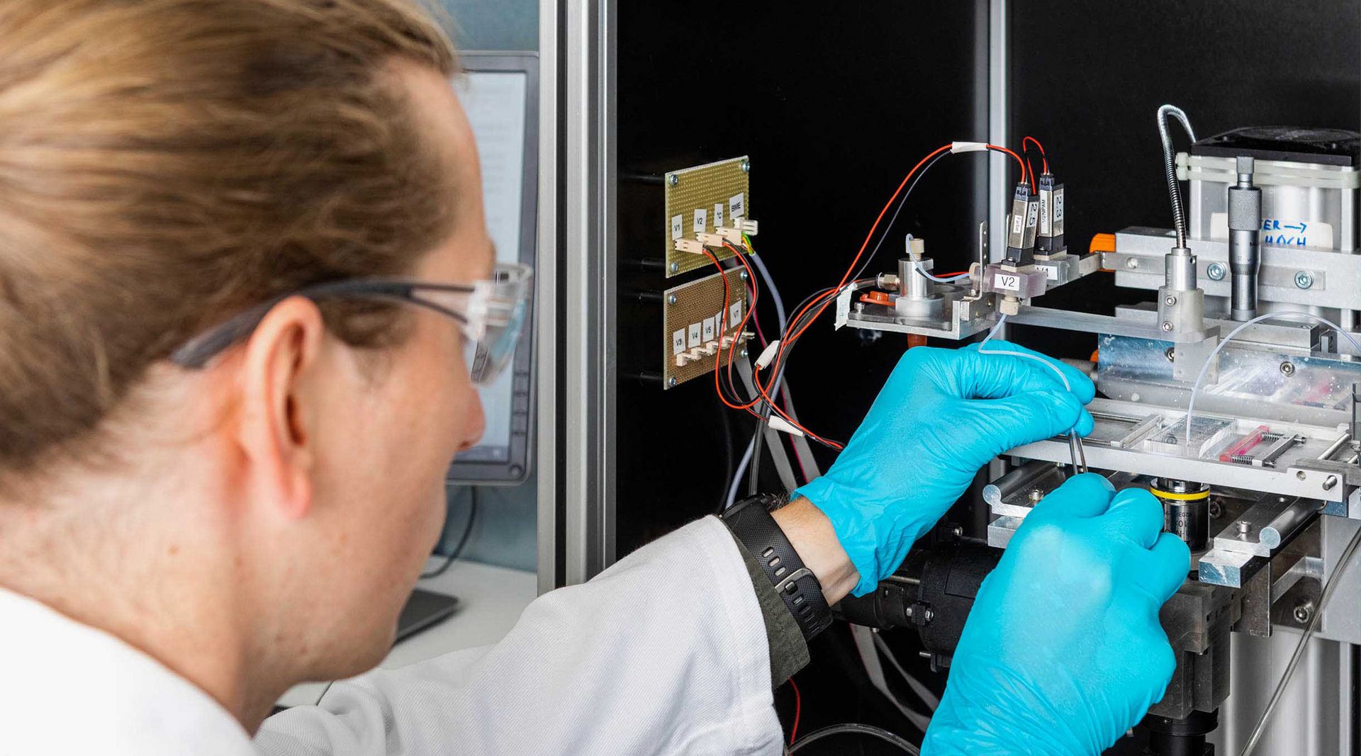 Researchers in Aachen use stop-flow lithography to align maghemite nanoparticles inside the gel rods via a magnetic field during the gel rod production phase itself. A researcher at work