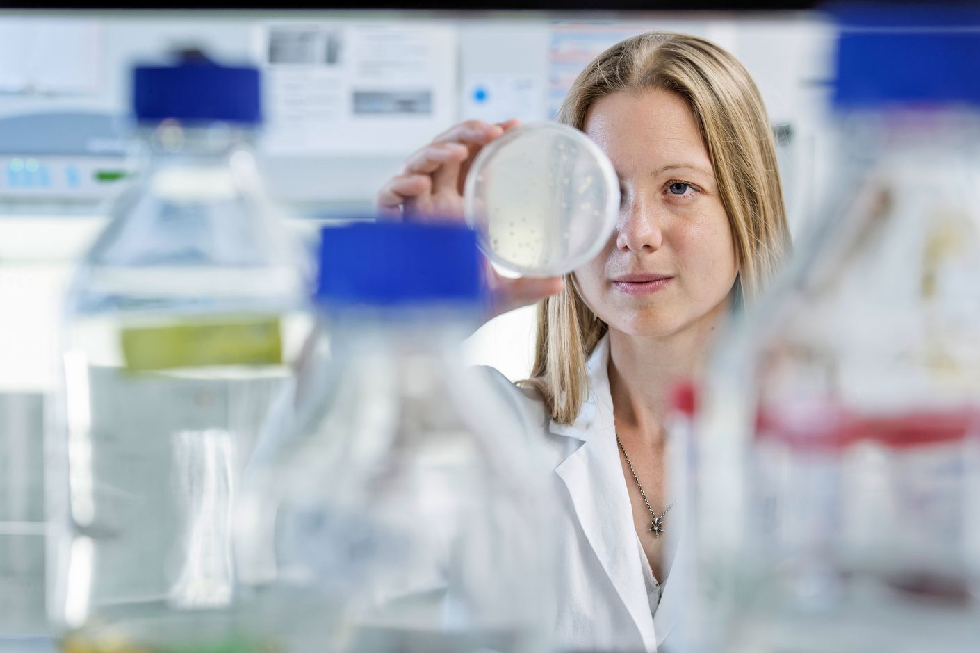 Sie weiss, wie man den Stoffwechsel von Mikroorganismen nutzen kann: Projektmanagerin Monika Fuchs aus dem 25-köpfigen Team der Synthetischen Biotechnologie an der Technischen Universität München.