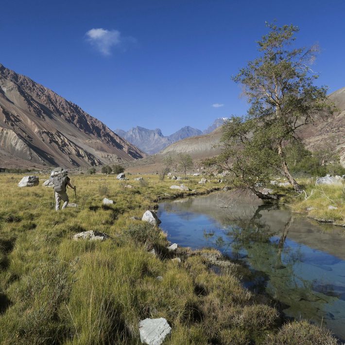 Foto mit Zellbiologe Gabriele Gut beim Wandern in Tadschikistan.